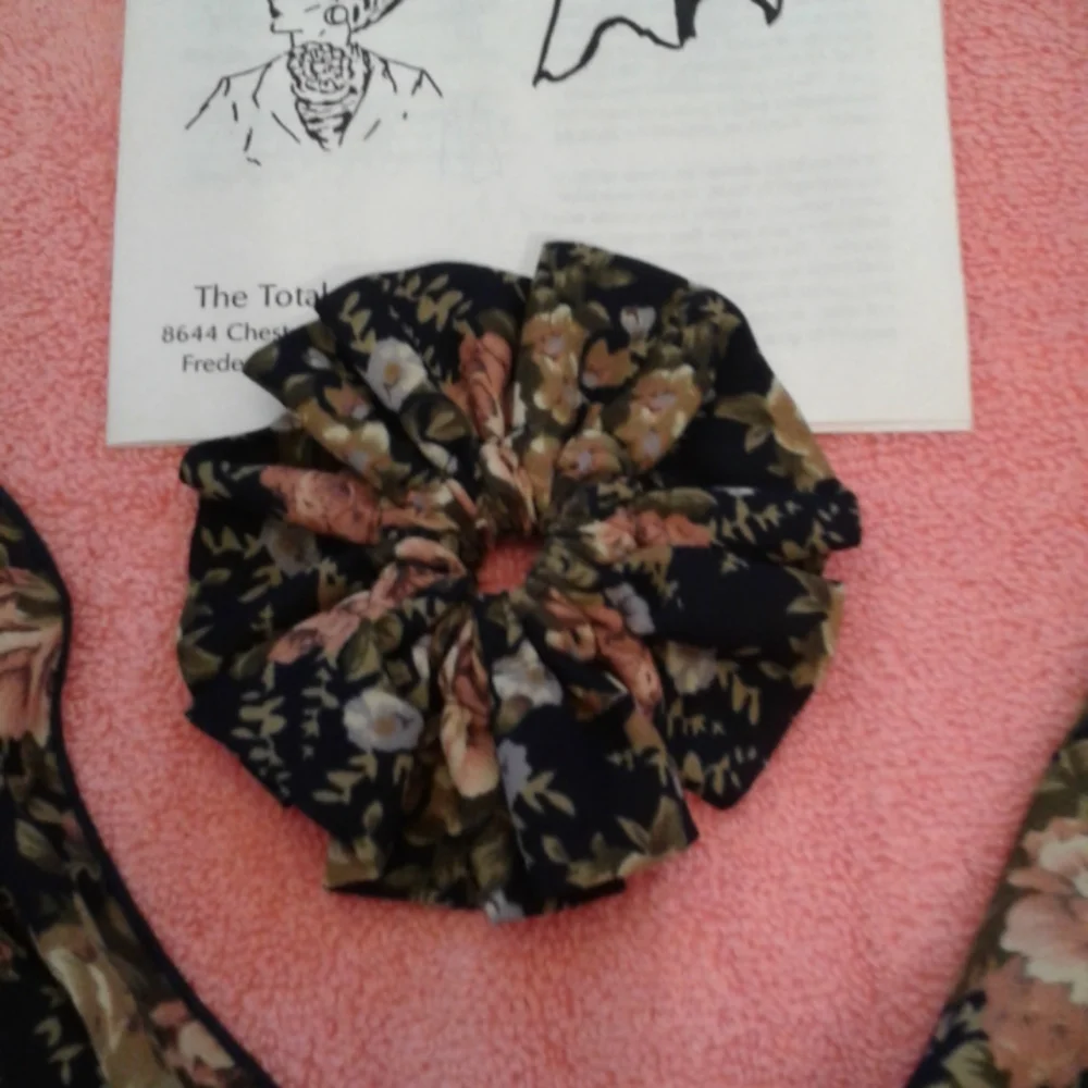 NEW ROSETTE SCARF - Picture 2 of 3